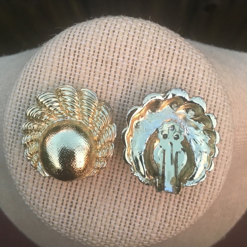 Gold Tone Shells Clip On Earrings - Picture 4 of 6